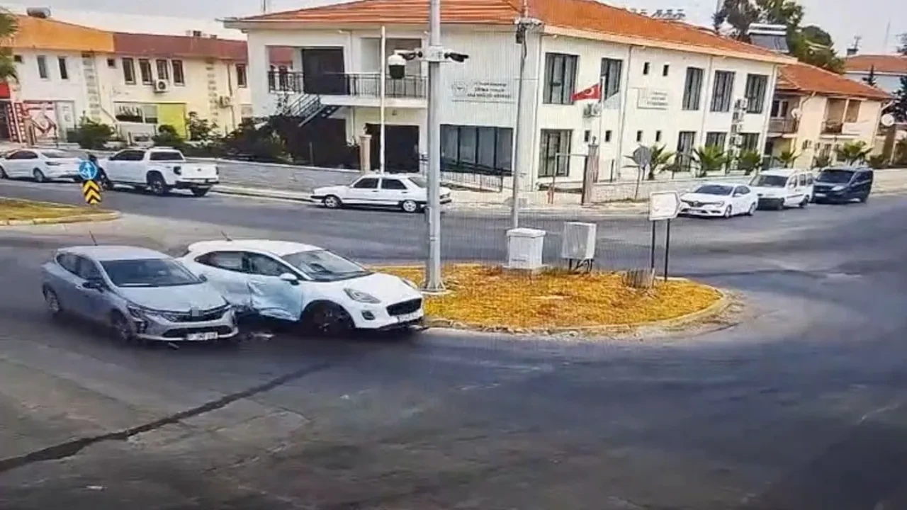 Otomobillerin kavşakta çarpıştığı an kamerada