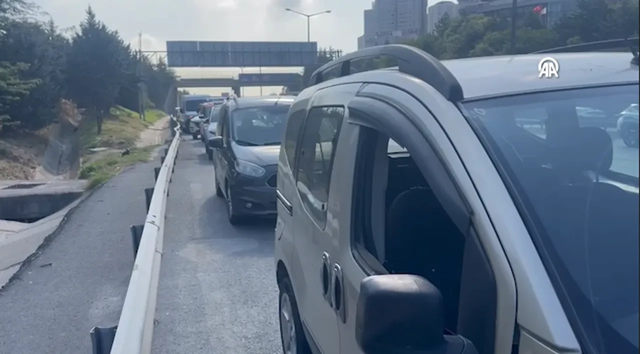 Panelvandan kopan parça 10 araçlı kazaya neden oldu! İstanbul TEM otoyolunda trafik durdu