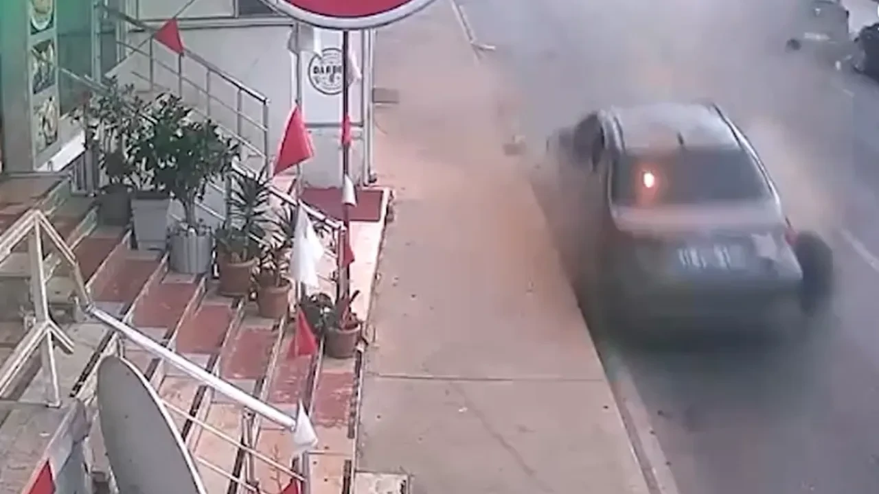 Park halindeki 3 araca çarpan otomobil takla attı