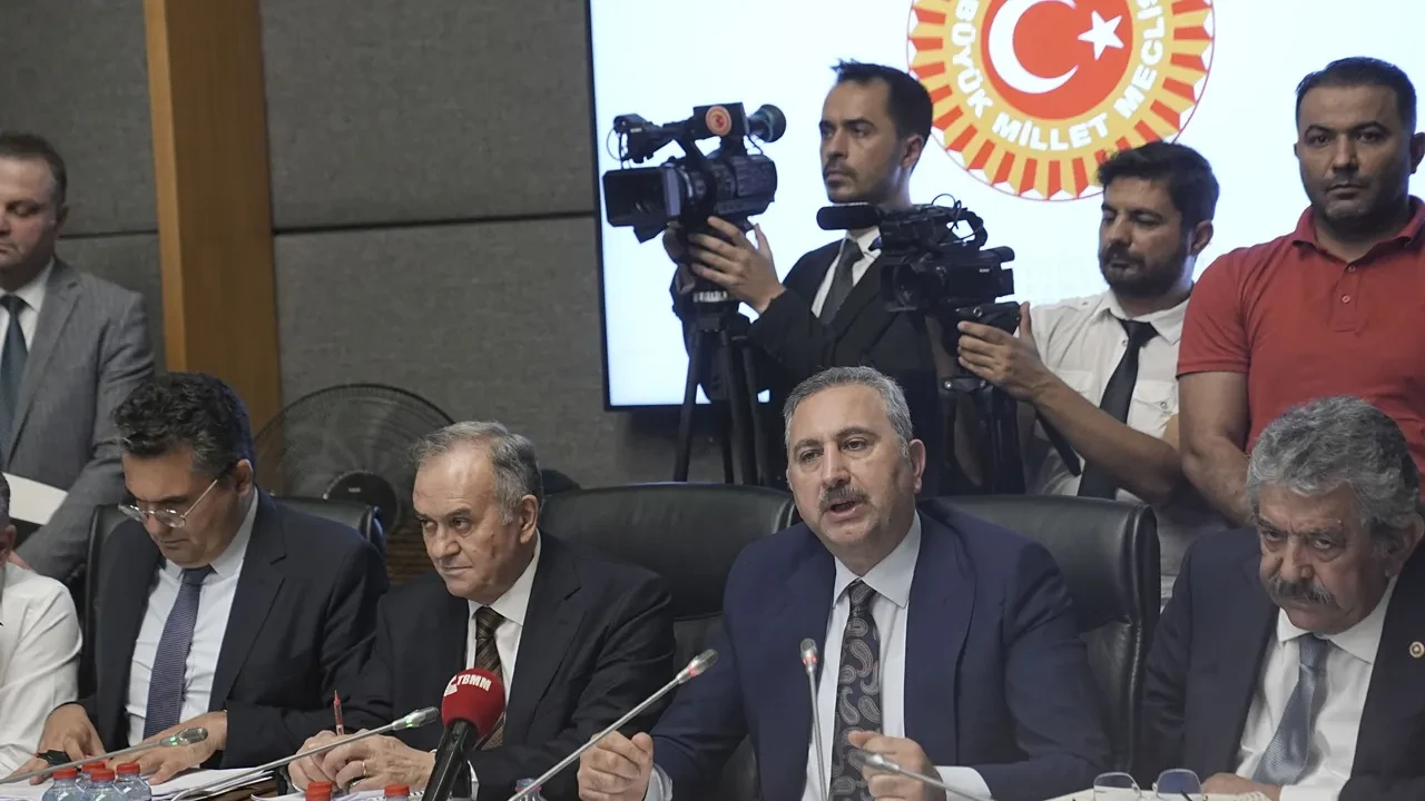 Terörsüz Türkiye süreciyle ilgili yasa teklifi Adalet Komisyonundan geçti