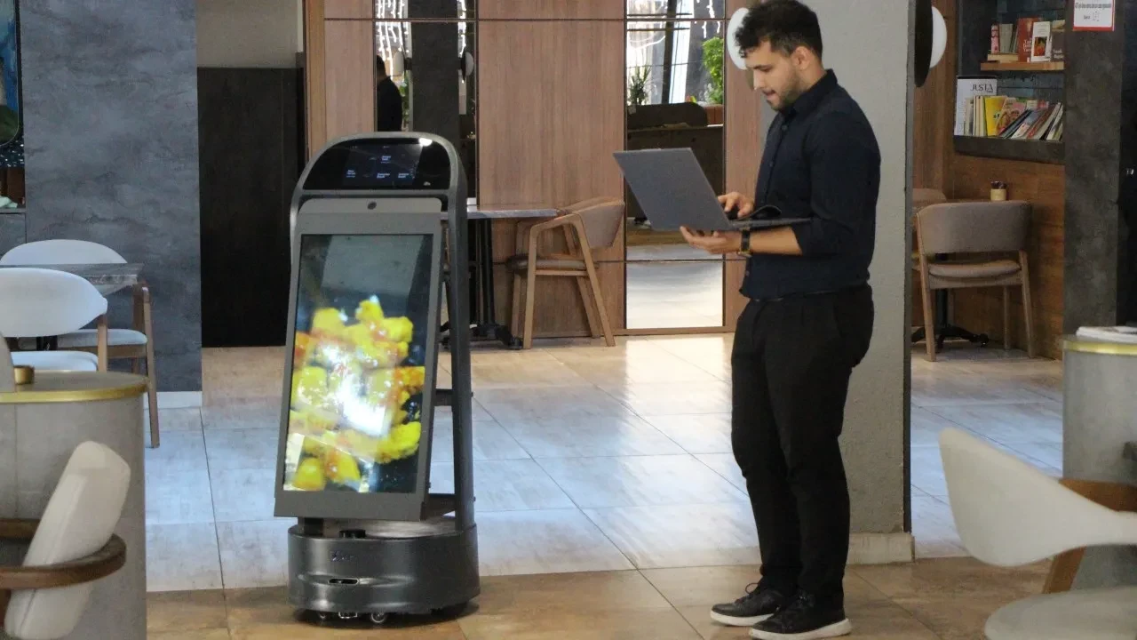 Yoğun mesaiye dayanamayan garson robot Gayretli, merdivenlerden düştü