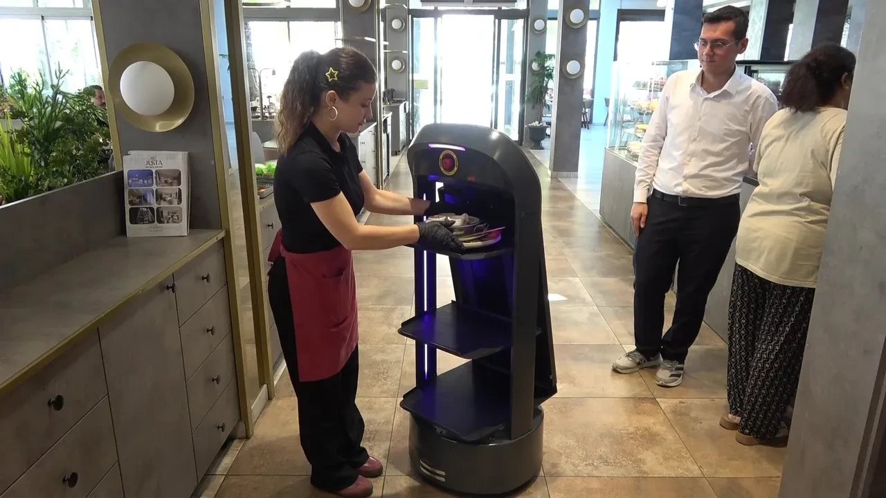 Yoğun mesaiye dayanamayan garson robot Gayretli, merdivenlerden düştü