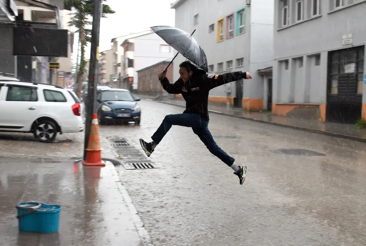 9 Ağustos 2026 hava durumu | Meteoroloji sarı kodla uyardı: İstanbul dahil 24 ilde sağanak var