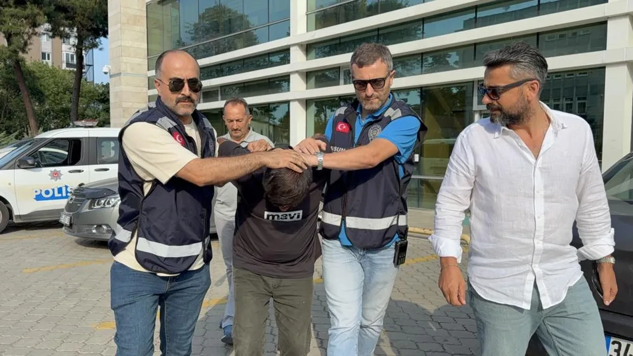 Açık kalan ışık vahşeti aydınlattı: Yaşlı adamı bıçaklayıp cüzdanını çalan katil saçını boyatıp kaçtı