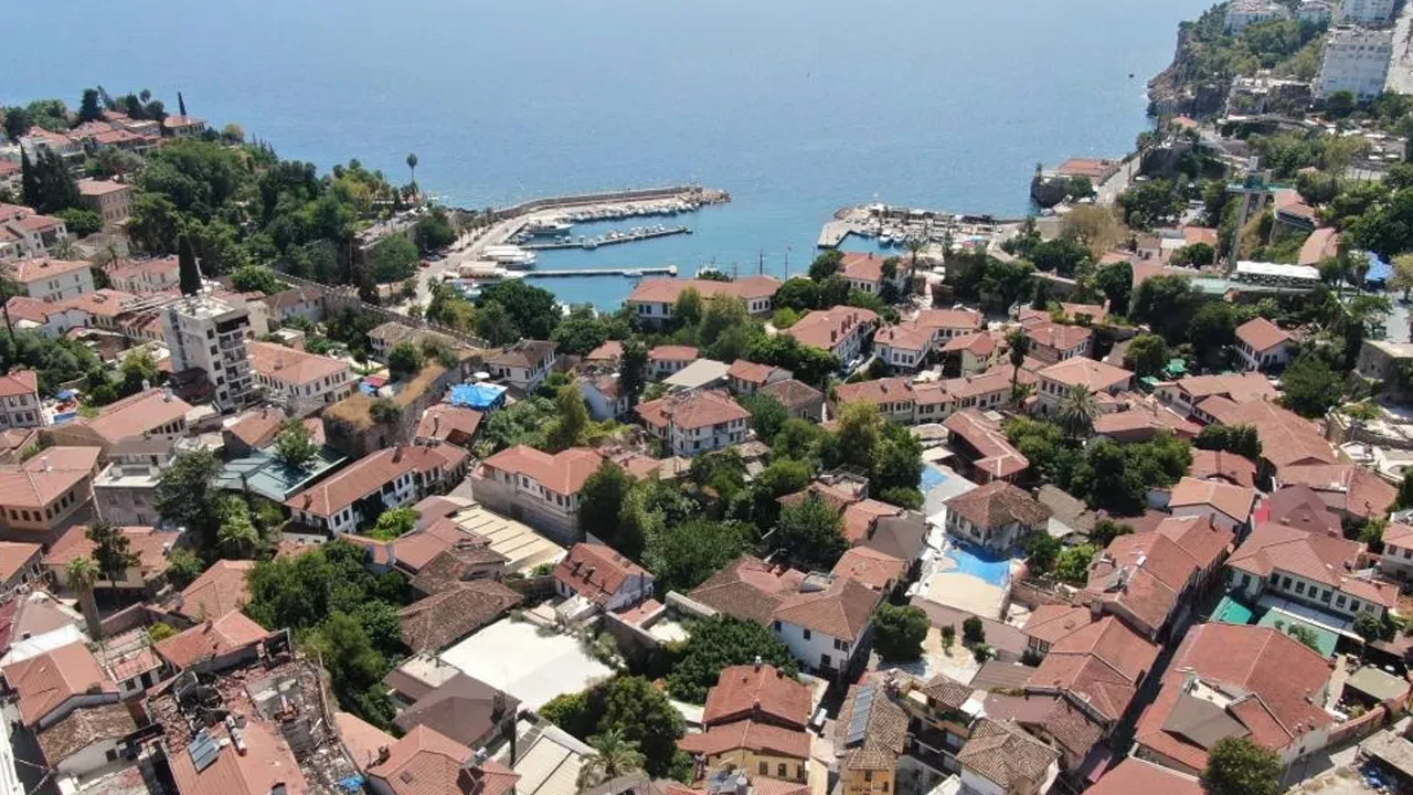 Antalya Kaleiçi'ne turist akını! Nüfus akşamları 100 katına çıkıyor