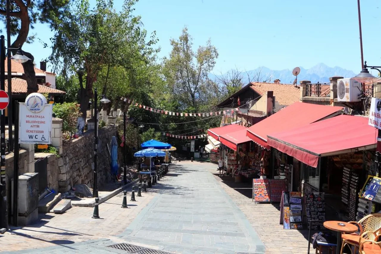 Antalya Kaleiçi'ne turist akını! Nüfus akşamları 100 katına çıkıyor