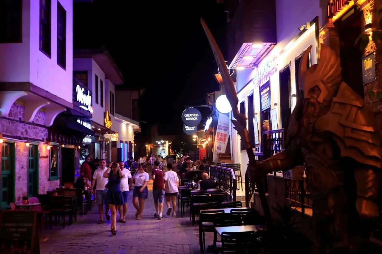Antalya Kaleiçi'ne turist akını! Nüfus akşamları 100 katına çıkıyor