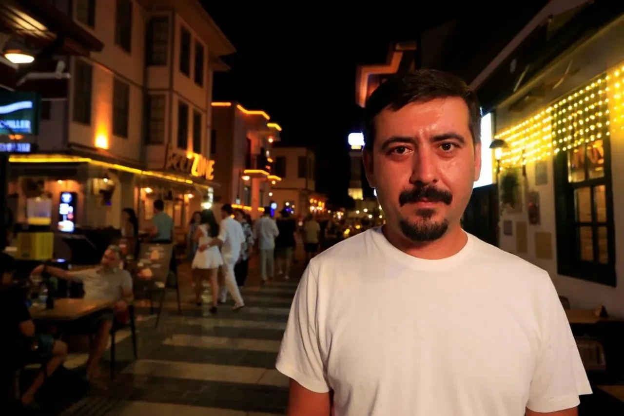 Antalya Kaleiçi'ne turist akını! Nüfus akşamları 100 katına çıkıyor