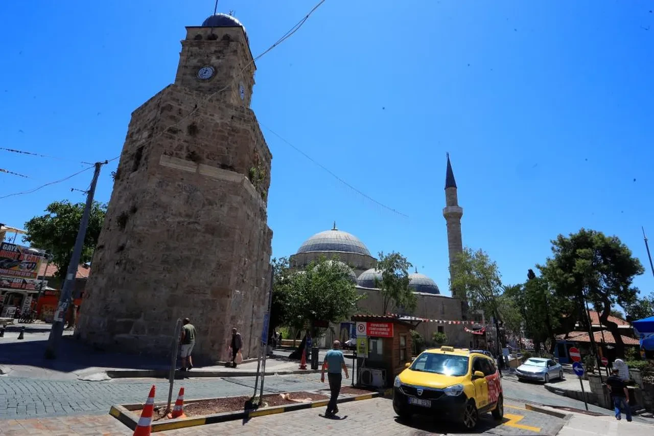 Antalya Kaleiçi'ne turist akını! Nüfus akşamları 100 katına çıkıyor