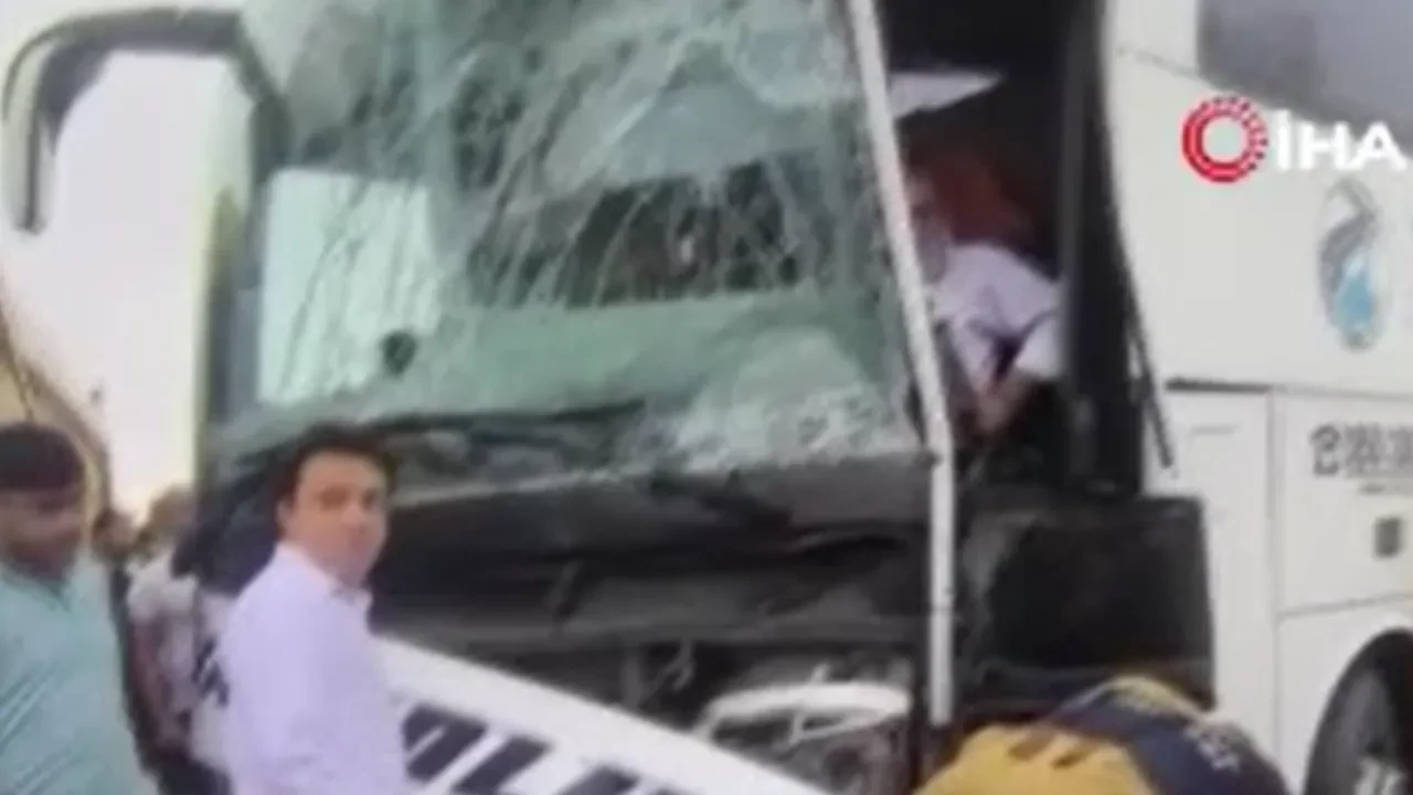 Arnavutköy'de korkutan kaza: Yolcu otobüsü kazaya karıştı, yaralılar var