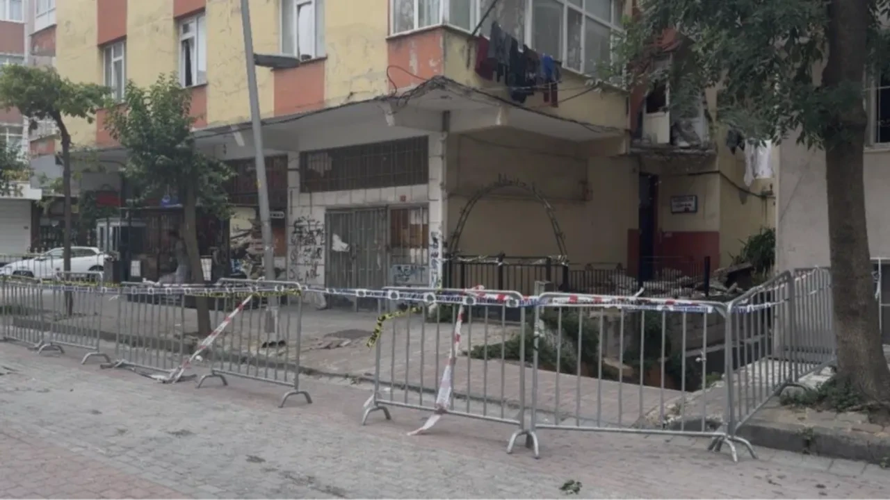 Binanın balkonu yıkıldı, herkes deprem oldu sandı! Güngören'de facianın eşiğinde dönüldü