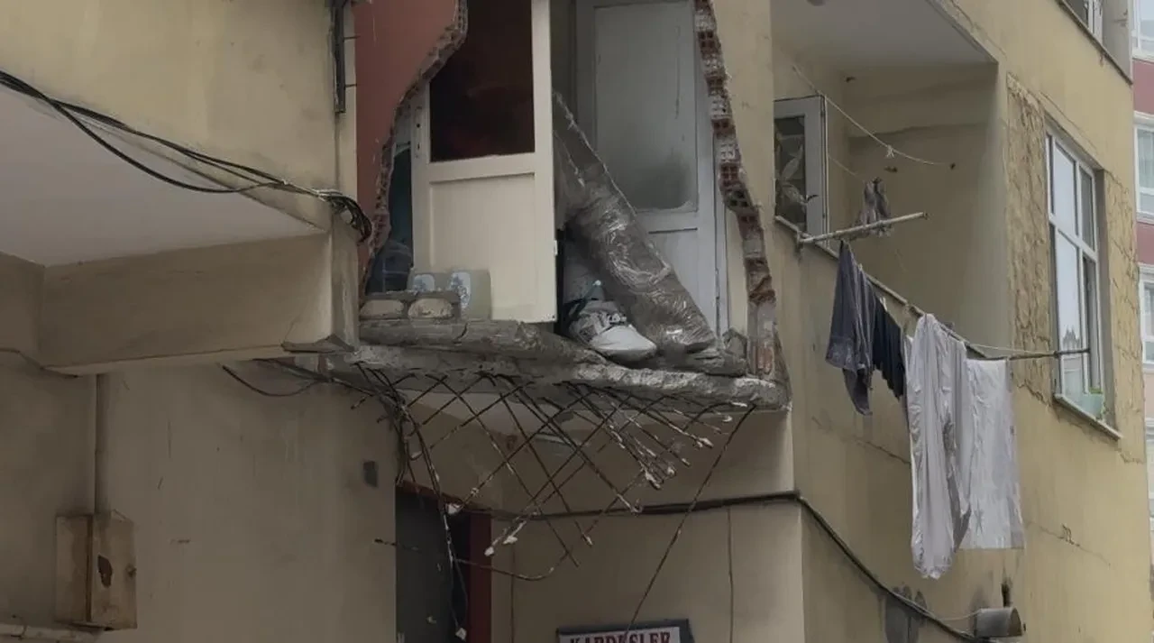 Binanın balkonu yıkıldı, herkes deprem oldu sandı! Güngören'de facianın eşiğinde dönüldü