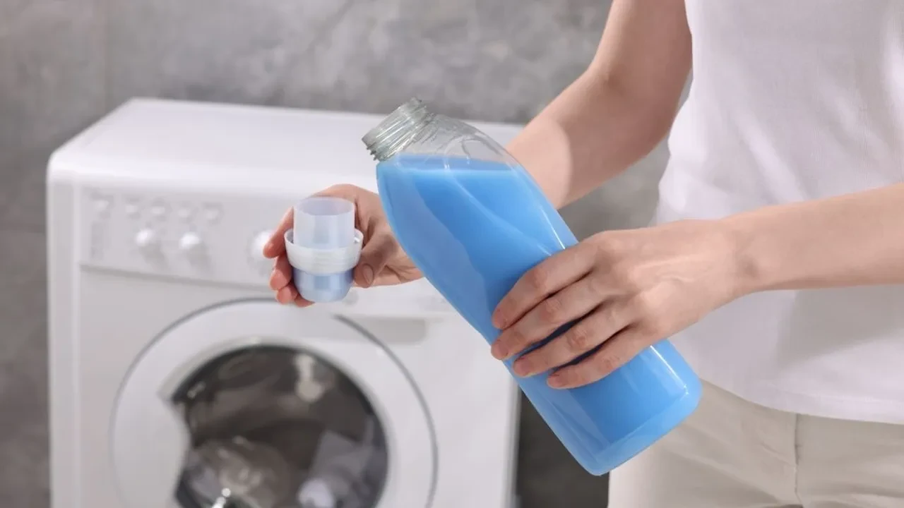 Çamaşırlarım günlerdir mis gibi kokuyor! Evde kendi yumuşatıcımı kendim yaptım