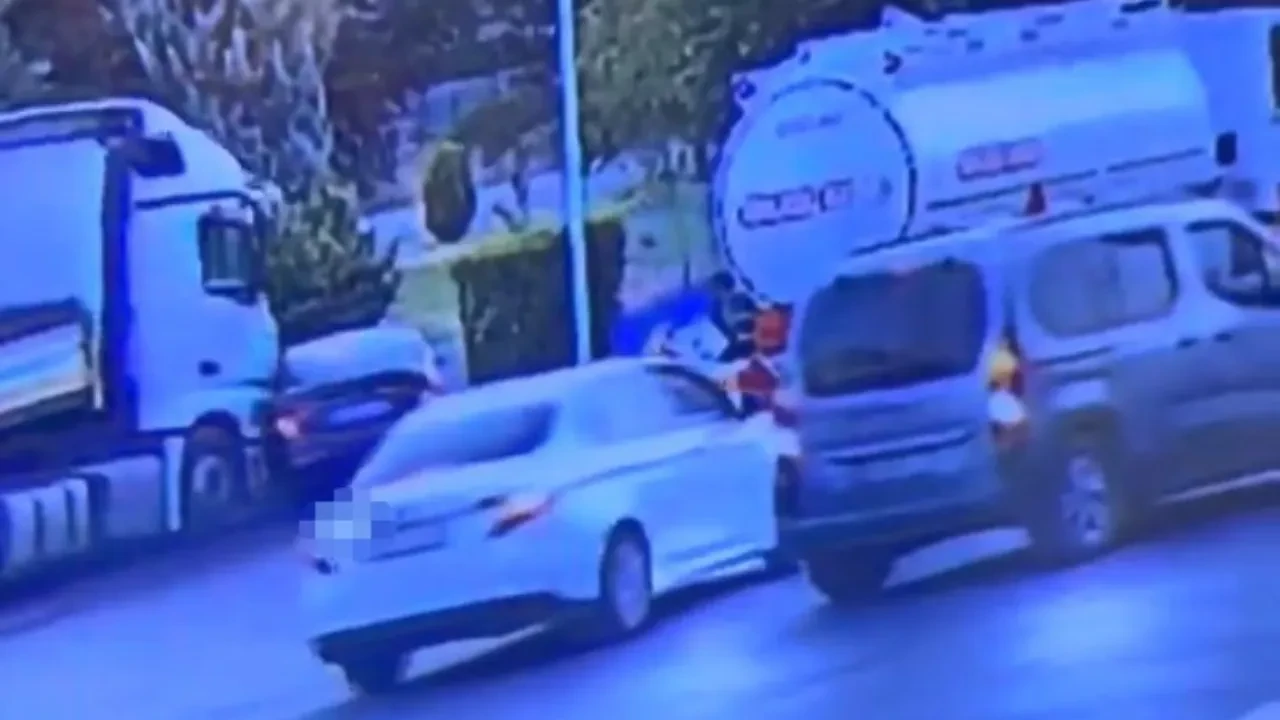 Elazığ'da dehşet anları kamerada: Önüne bakmadan yola çıkan otomobili tır metrelerce sürükledi