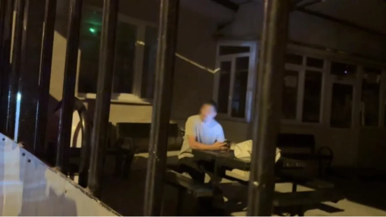 Elini yüzünü yıkamaya girdiği camide kilitli kaldı: Sesini duyurmak için bunu yaptı