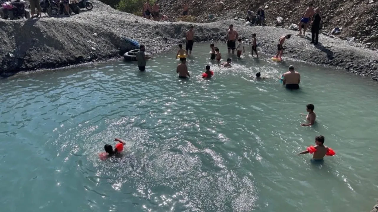 Erzincan'da 40 derece sıcağa ilginç çözüm: Dereyi kesip havuz yaptılar
