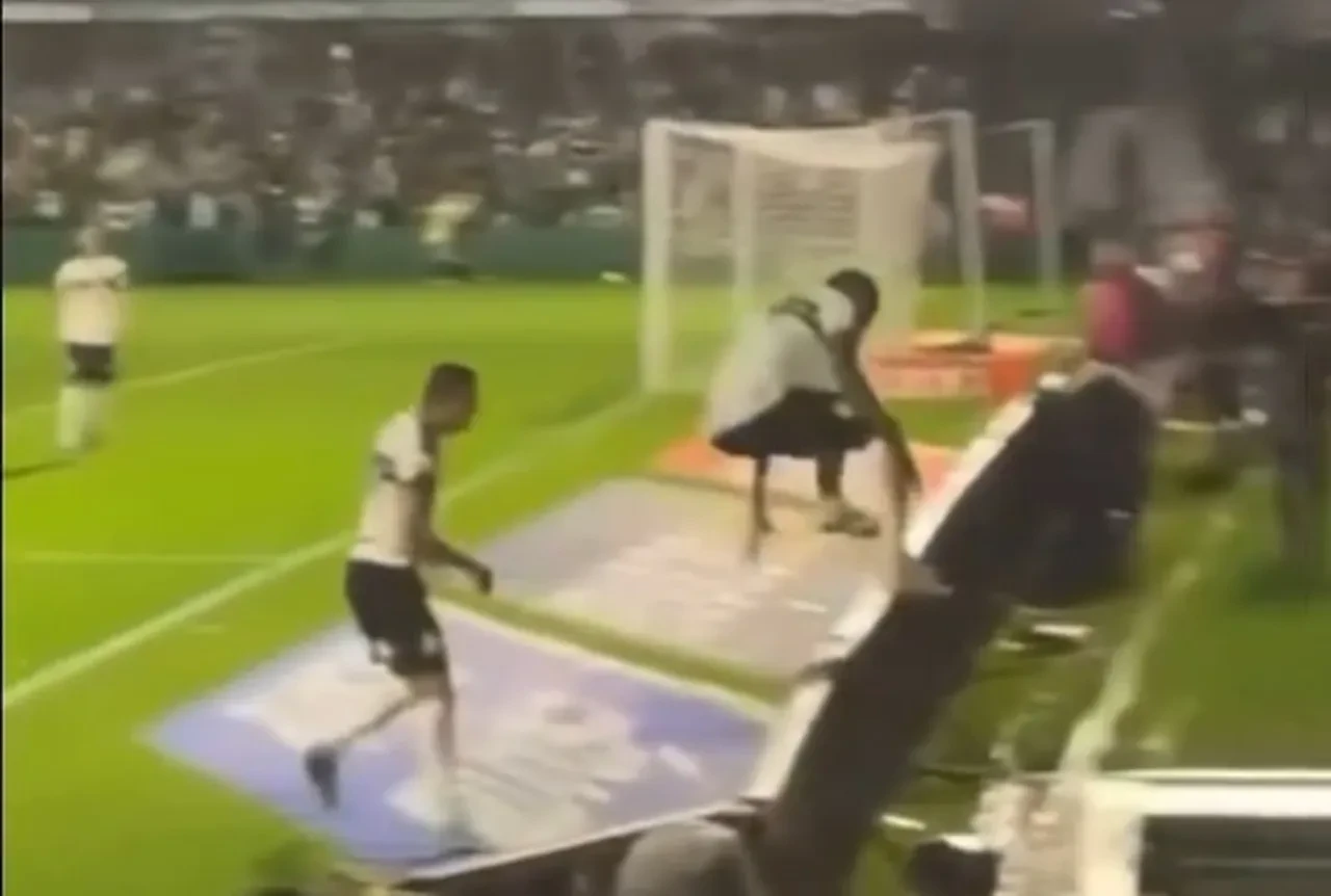 Gol attı, başına gelmeyen kalmadı! Sevinirken tünele düştü, golü de ofsayttan iptal edildi
