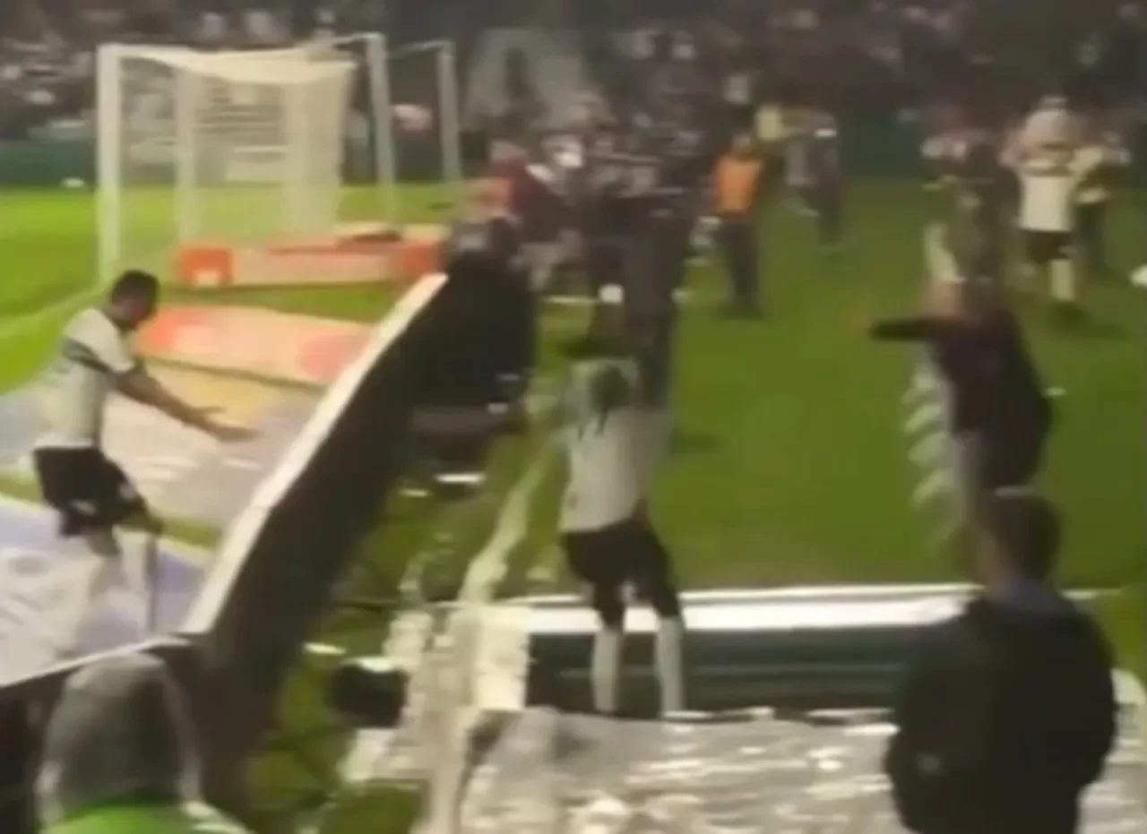 Gol attı, başına gelmeyen kalmadı! Sevinirken tünele düştü, golü de ofsayttan iptal edildi