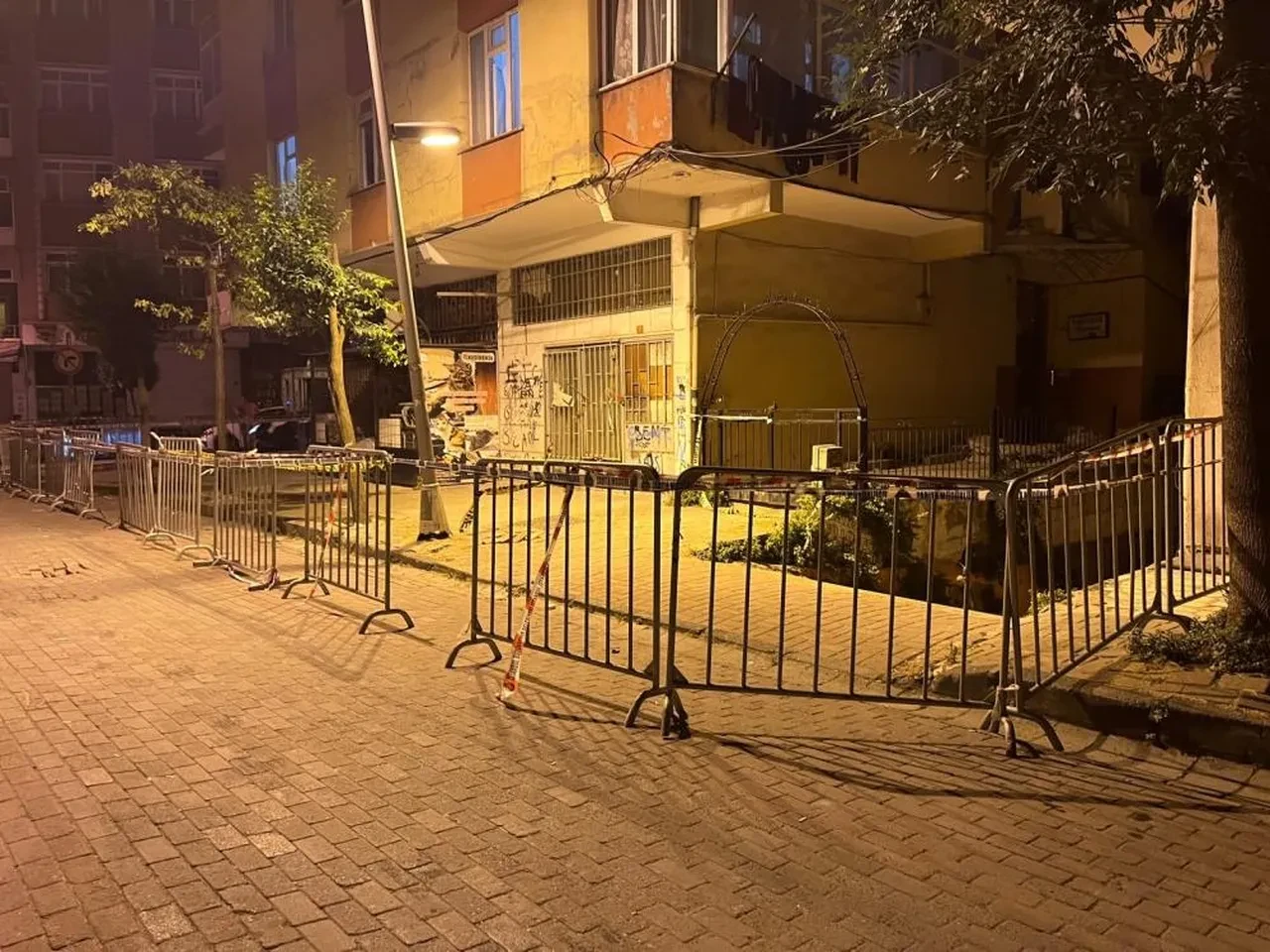 Güngören'de korku dolu anlar! Balkon çöktü, bina tahliye edildi