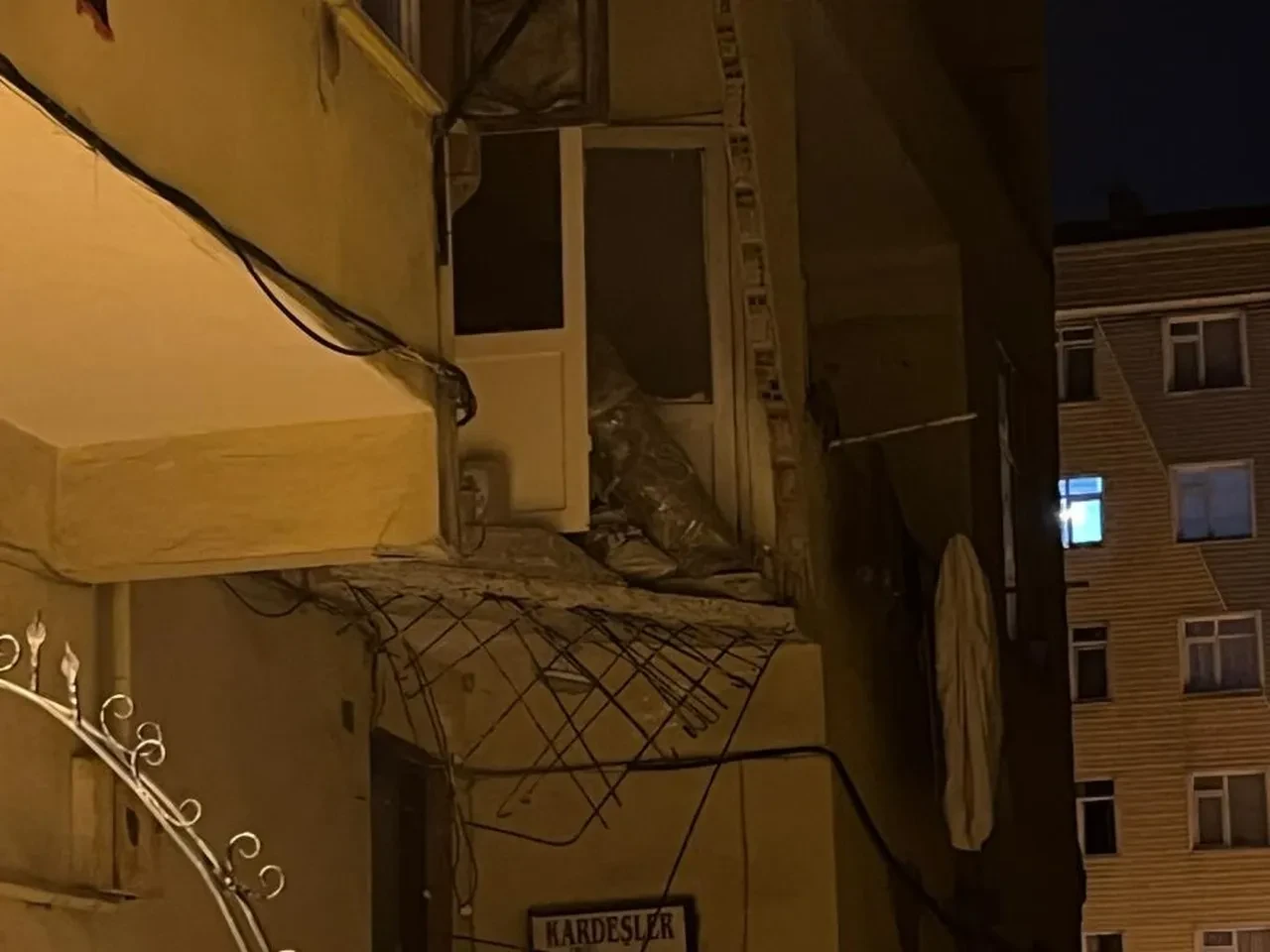 Güngören'de korku dolu anlar! Balkon çöktü, bina tahliye edildi