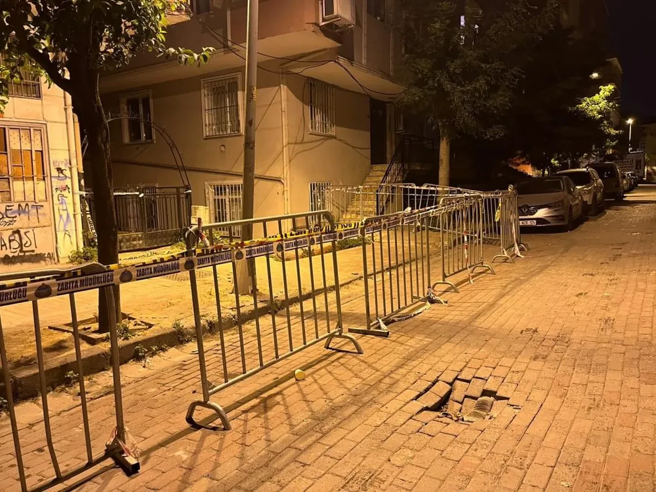 Güngören'de korku dolu anlar! Balkon çöktü, bina tahliye edildi