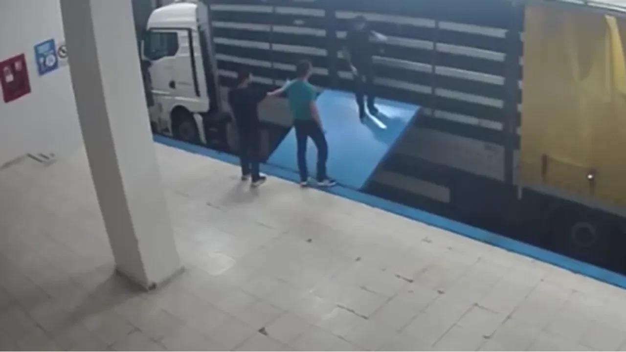 İstanbul’da suç örgütüne darbe: Yurt dışına kaçmaya çalışan şüpheli tırın gizli bölmesinde yakalandı