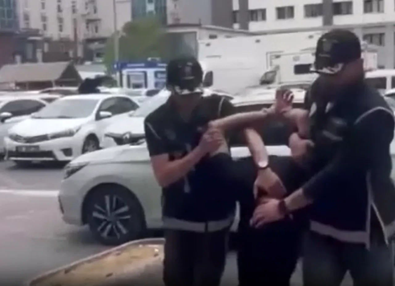 İstanbul’da suç örgütüne darbe: Yurt dışına kaçmaya çalışan şüpheli tırın gizli bölmesinde yakalandı