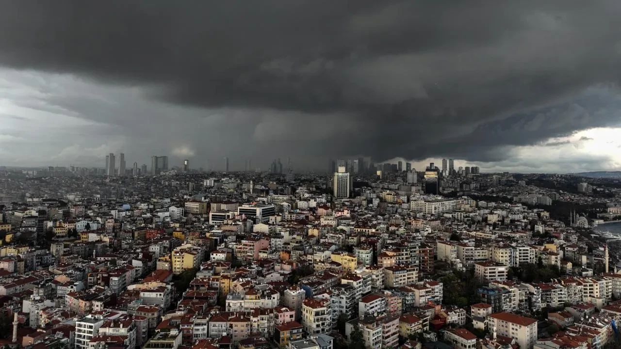 İstanbul'u kara bulutlar kapladı! Kuvvetli sağanak geliyor