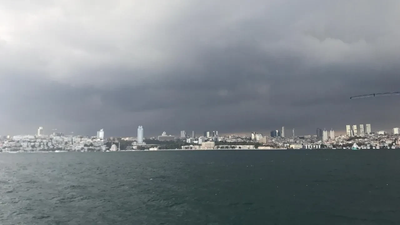 İstanbul'u kara bulutlar kapladı! Kuvvetli sağanak geliyor