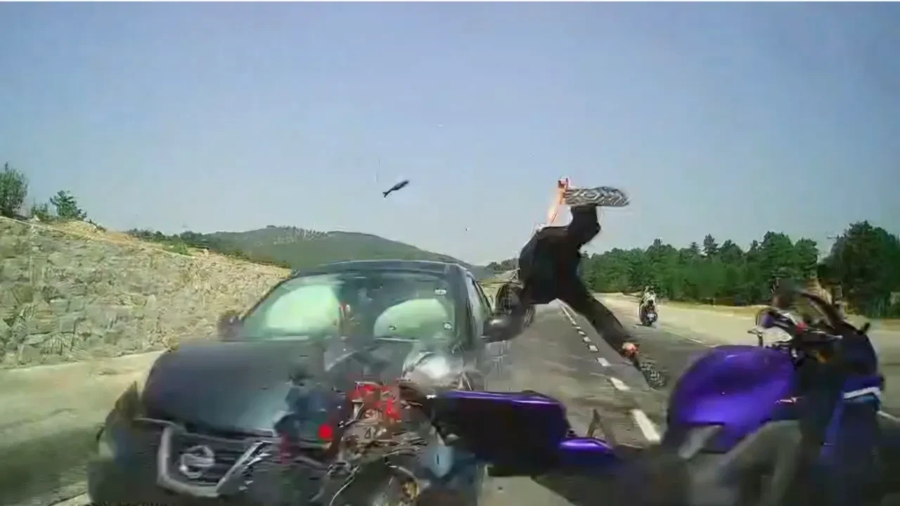 Otomobilin çarptığı motosikletli havaya uçtu! Feci kaza anbean kaydedildi