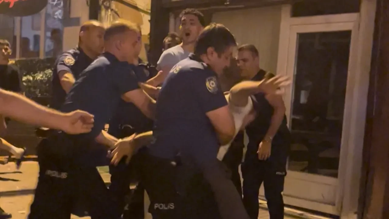 Polis bile dinlemediler! Arapşükrü Sokağı’nda tekmekli yumruklu kavga kamerada