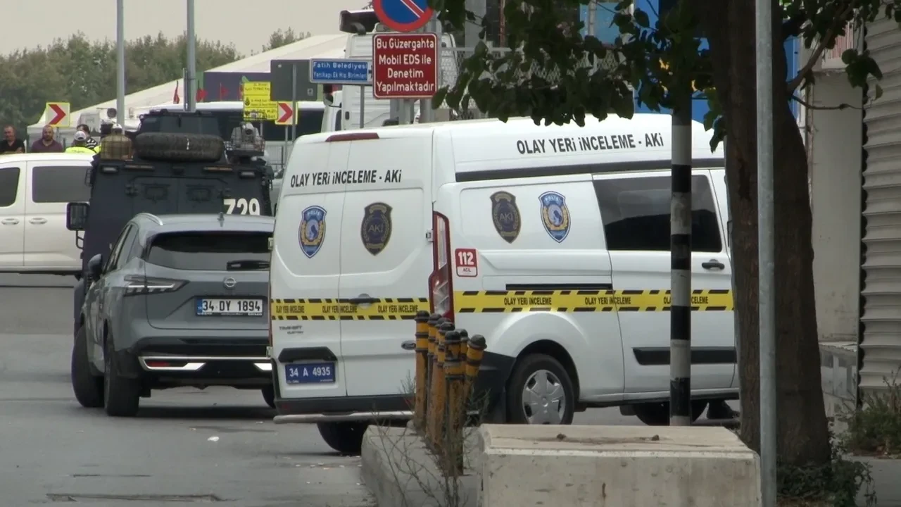 Polisin boynuna bıçak savurup kaçtı! Vurularak durduruldu