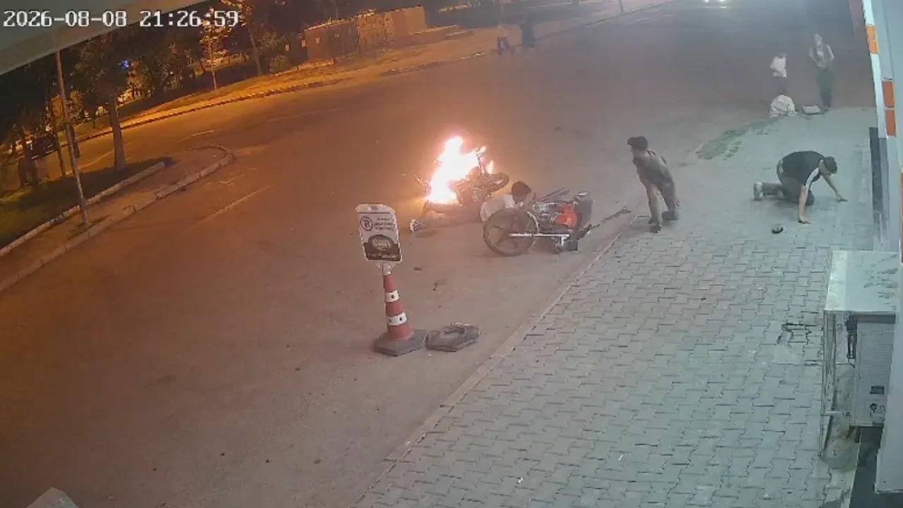 Şanlıurfa’da motosiklet kazası geceyi aydınlattı! 4 kişinin yaralandığı feci kaza kamerada
