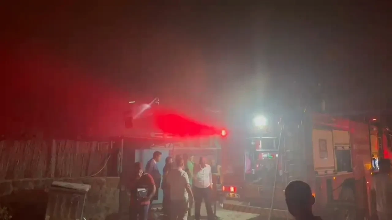 Sapanca'da bungalov tesisinde alevler yükseldi: Tatilciler korku dolu anlar yaşadı