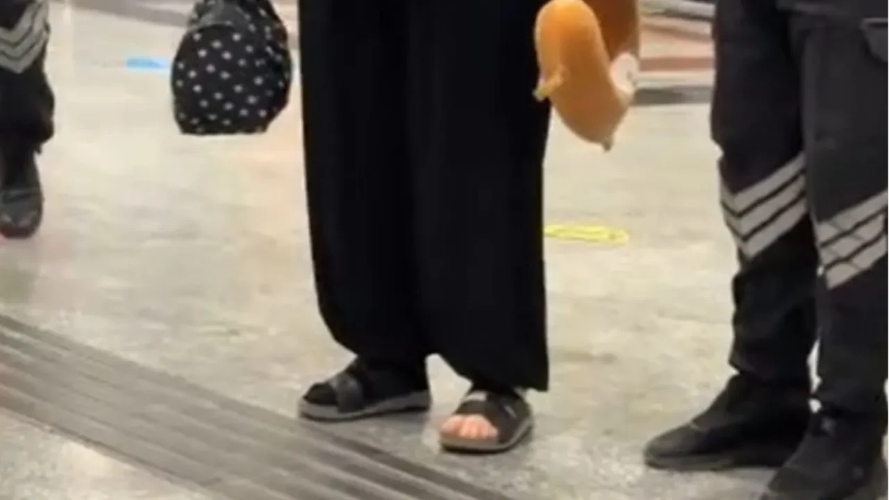 Tren yolculuğu bir anda kabusa döndü! Ayağını çıkaramayınca itfaiye yardıma koştu
