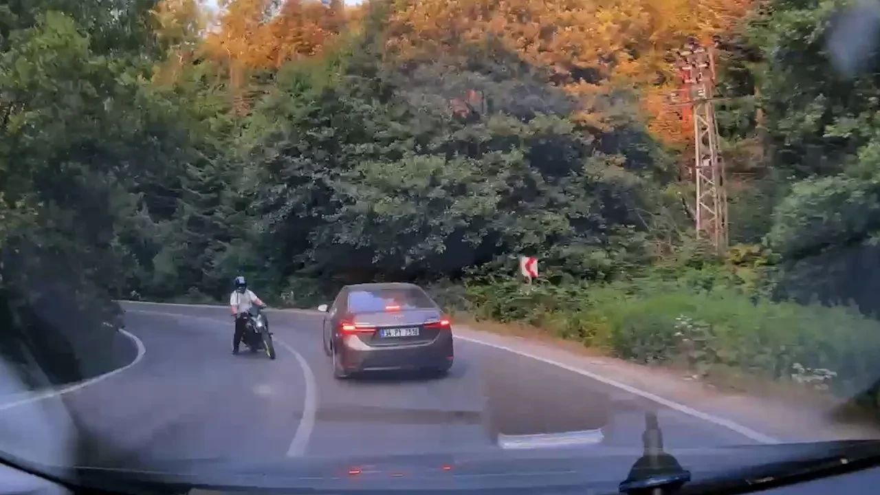 Virajı alamayan motosikletli otomobile çarptı