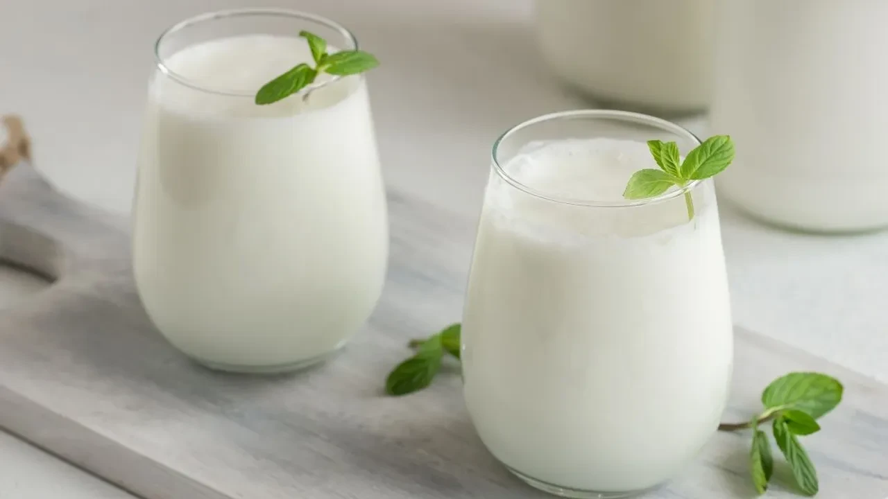 Yıllardır ayranı yanlış yapıyormuşuz! Bir acı biber bir ekşi elma tam bir bağırsak dostu