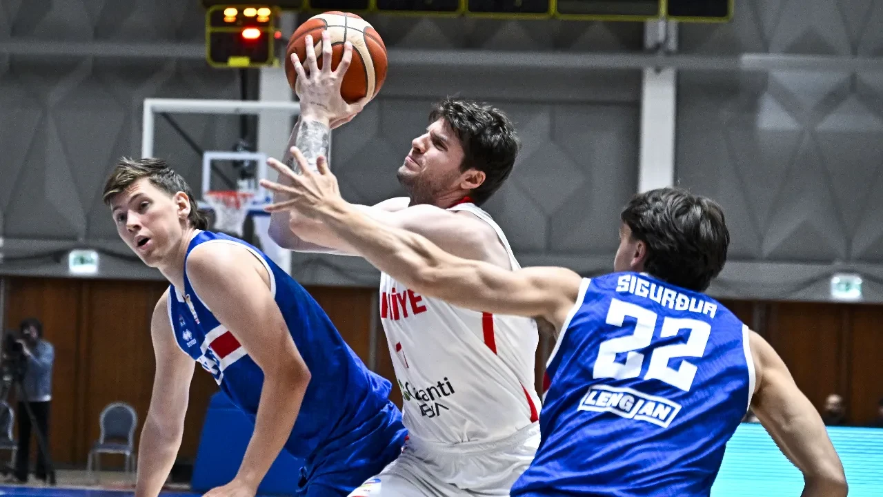 12 Dev Adam, Dünya Kupası'nda! Türkiye, İzlanda'yı 110-73 yendi