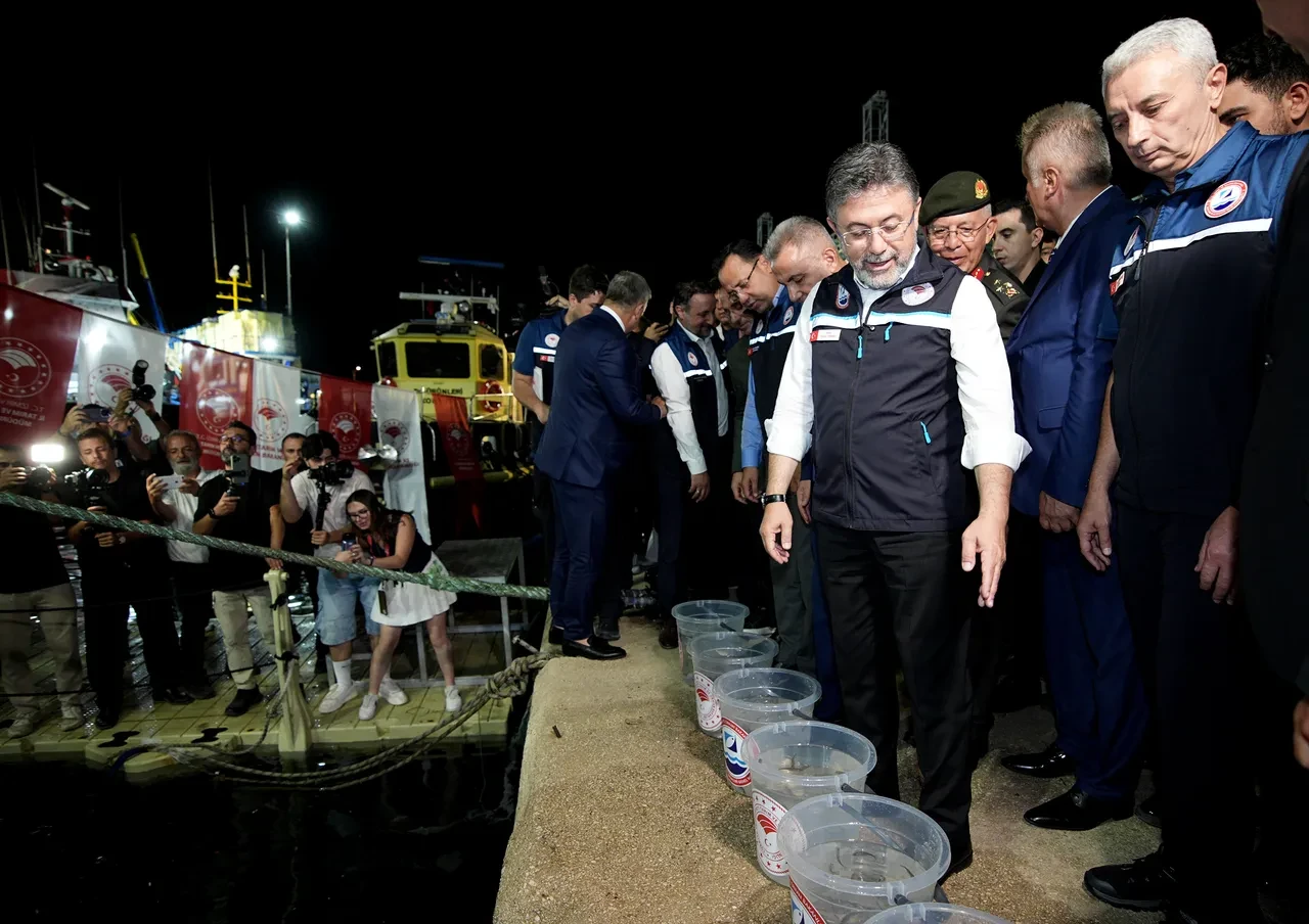 Balıkçılar av sezonunu açtı: Bakan Yumaklı'dan palamut bolluğu müjdesi