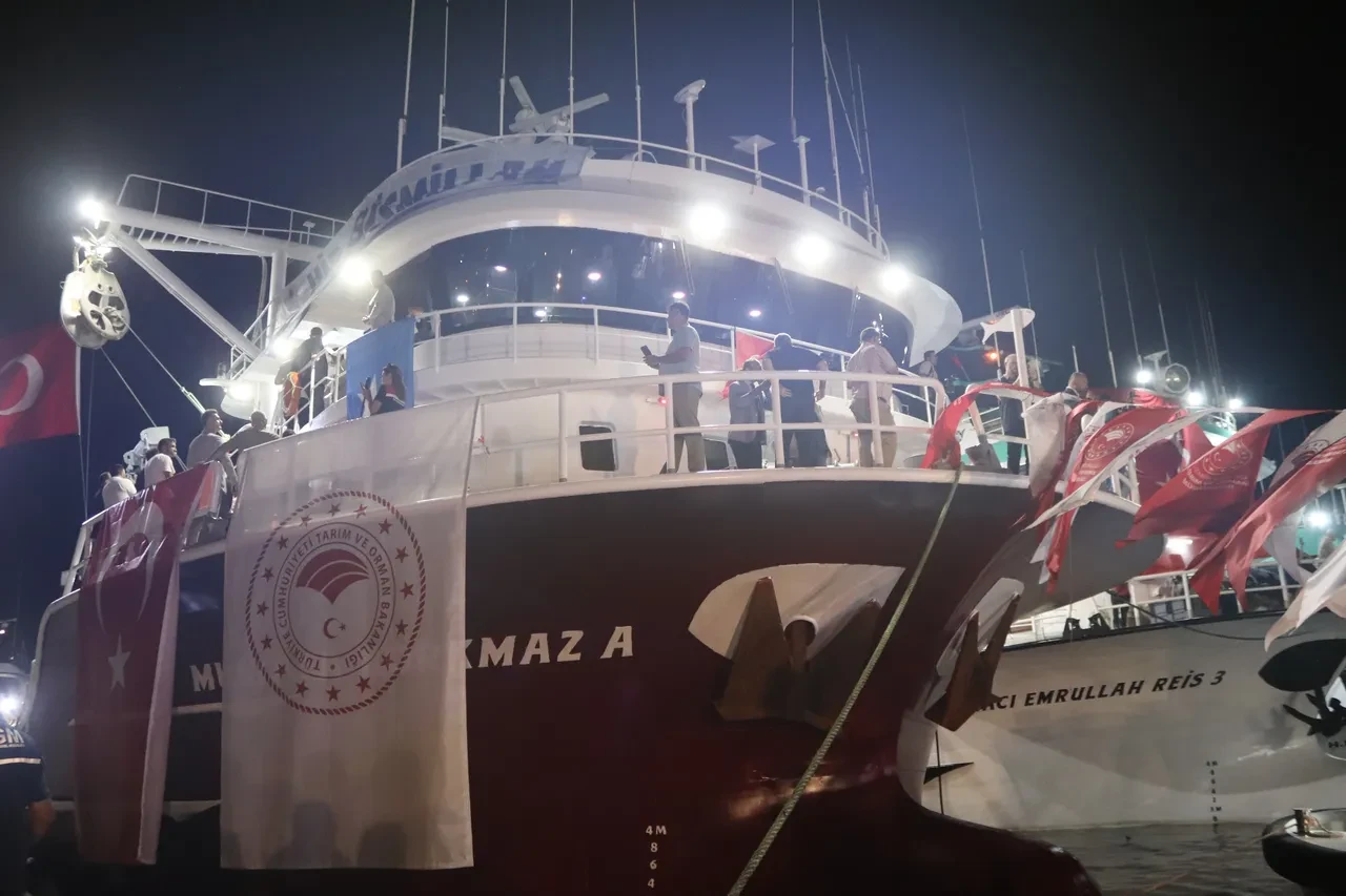 Balıkçılar av sezonunu açtı: Bakan Yumaklı'dan palamut bolluğu müjdesi