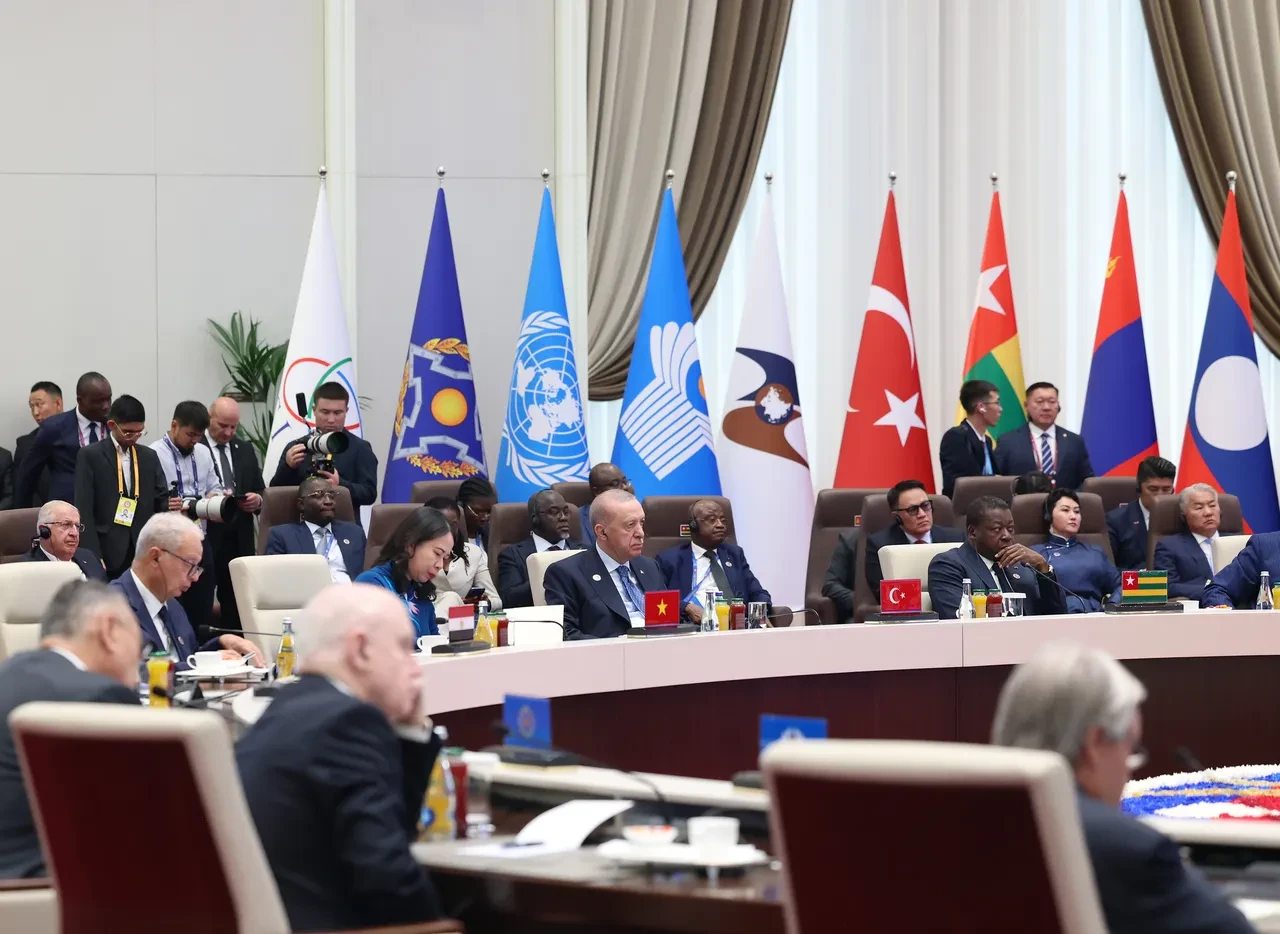 Bişkek'teki zirvede dikkat çeken kare! Tüm liderlerin gözü Cumhurbaşkanı Erdoğan'daydı