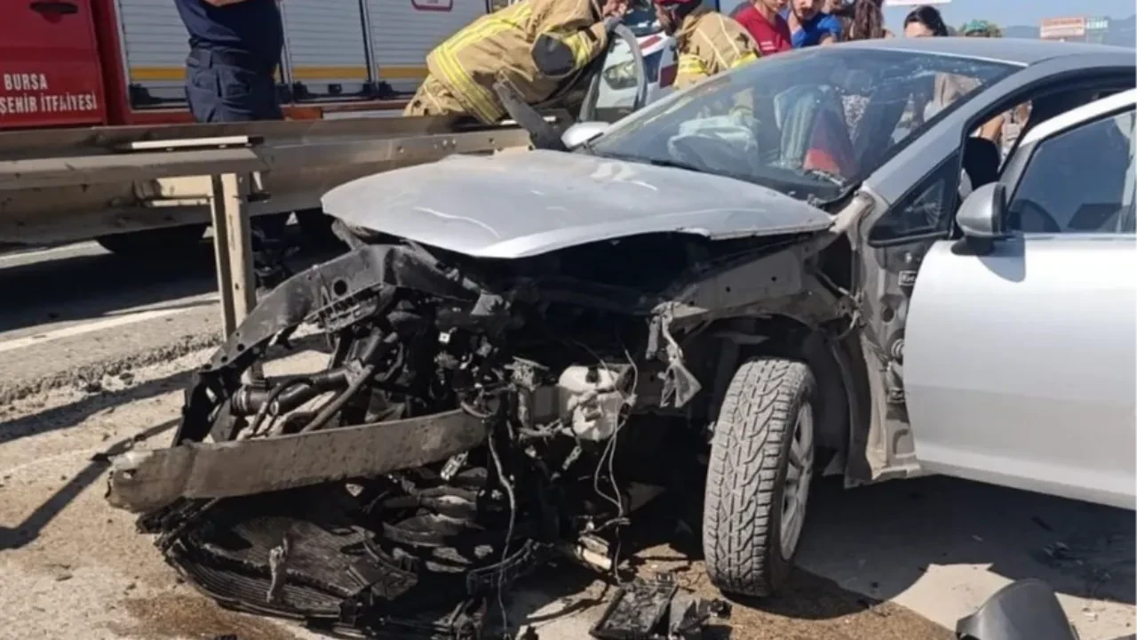 Bursa’da otomobil bariyerlere ok gibi saplandı