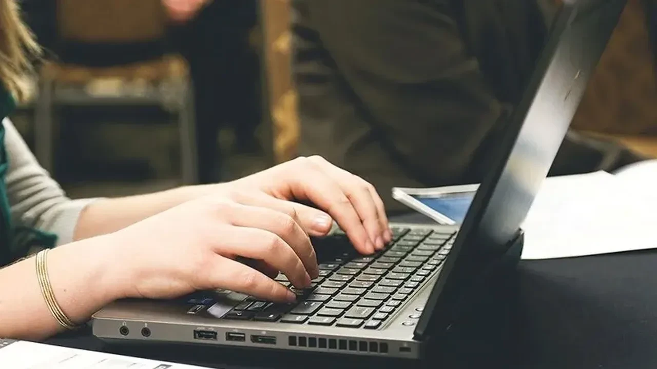 Dev şirketten milyar dolarlık kar sonrası şok karar! Yüzlerce kişi işsiz kalacak