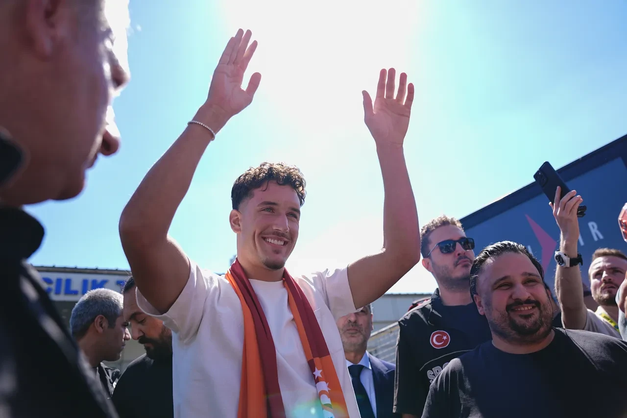 Galatasaray'ın yeni yıldızı Deniz Gül İstanbul'a geldi! Havalimanında coşkulu karşılama