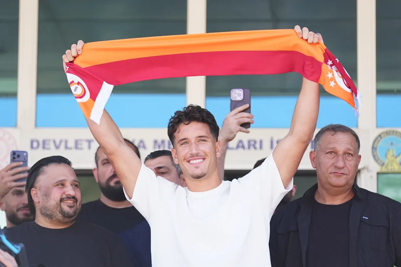 Galatasaray'ın yeni yıldızı Deniz Gül İstanbul'a geldi! Havalimanında coşkulu karşılama