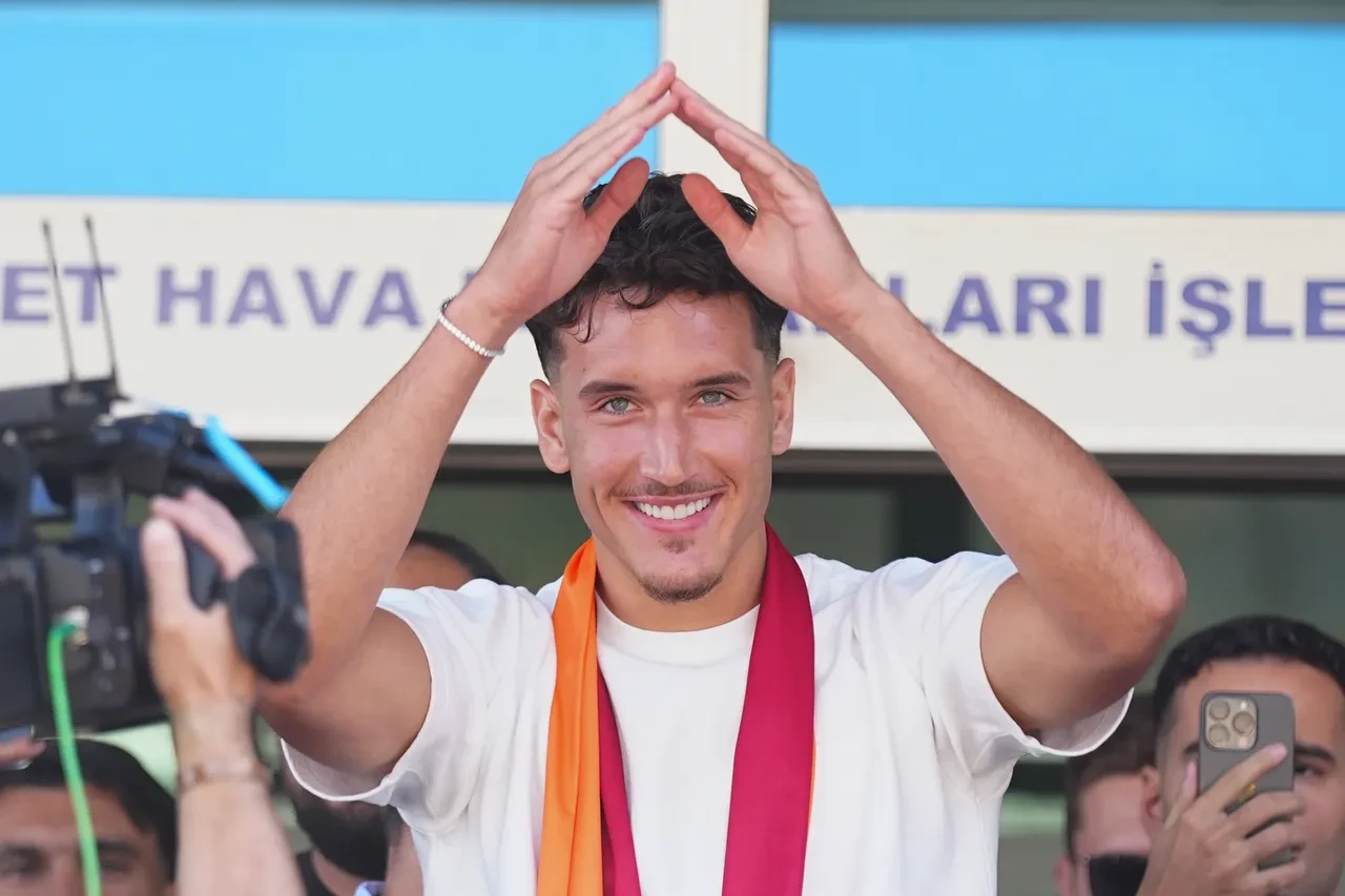Galatasaray'ın yeni yıldızı Deniz Gül İstanbul'a geldi! Havalimanında coşkulu karşılama