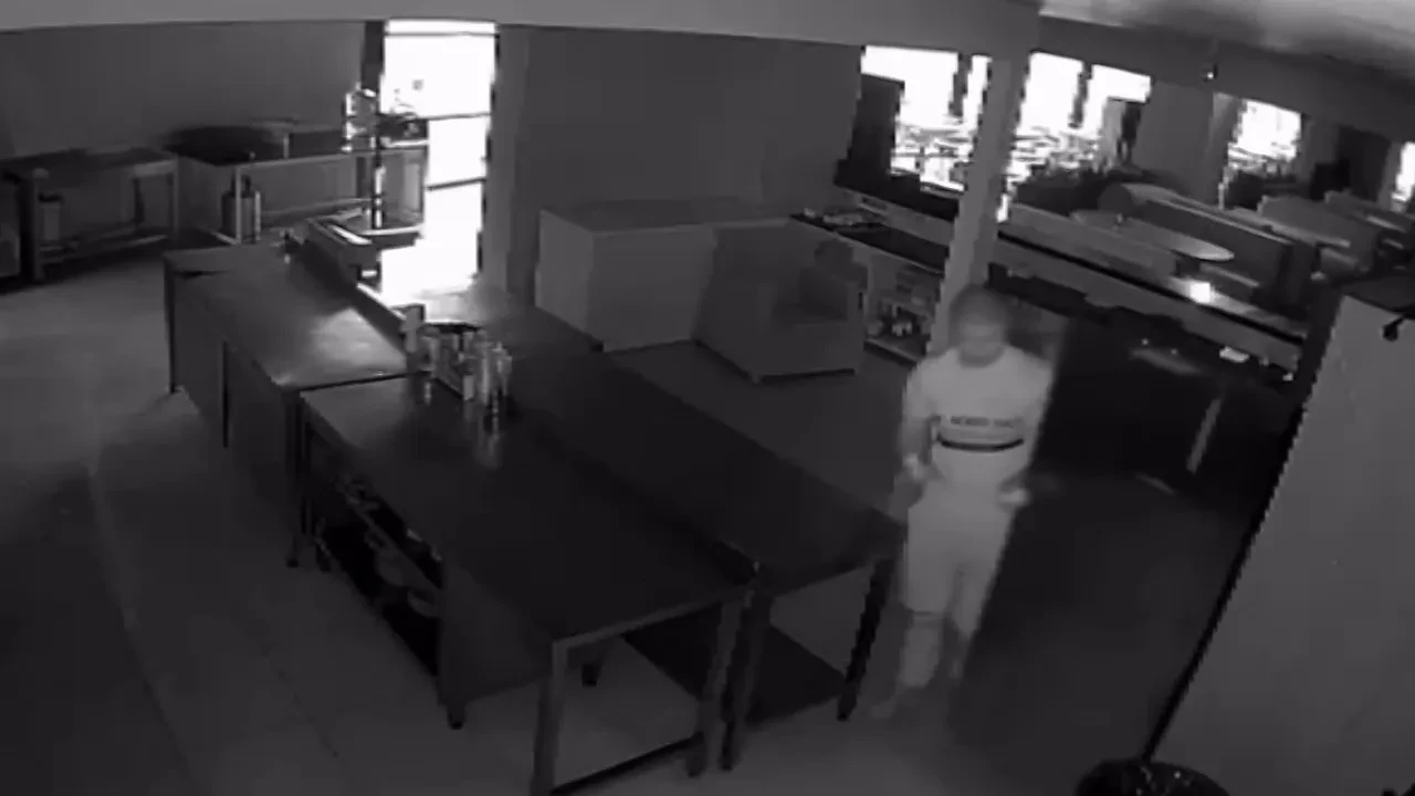 Hırsızlık için girdikleri iş yerinde sucuklu yumurta yaptılar
