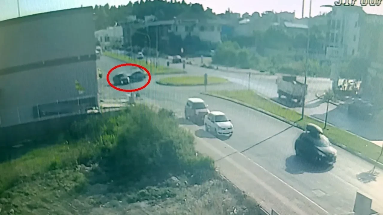 İki otomobil kavşakta feci şekilde çarpıştı!