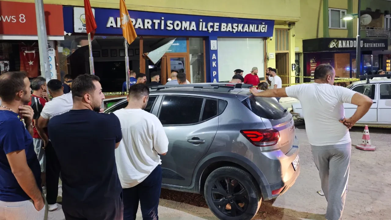 Kontrolden çıkan otomobil AK Parti ilçe binasına girdi