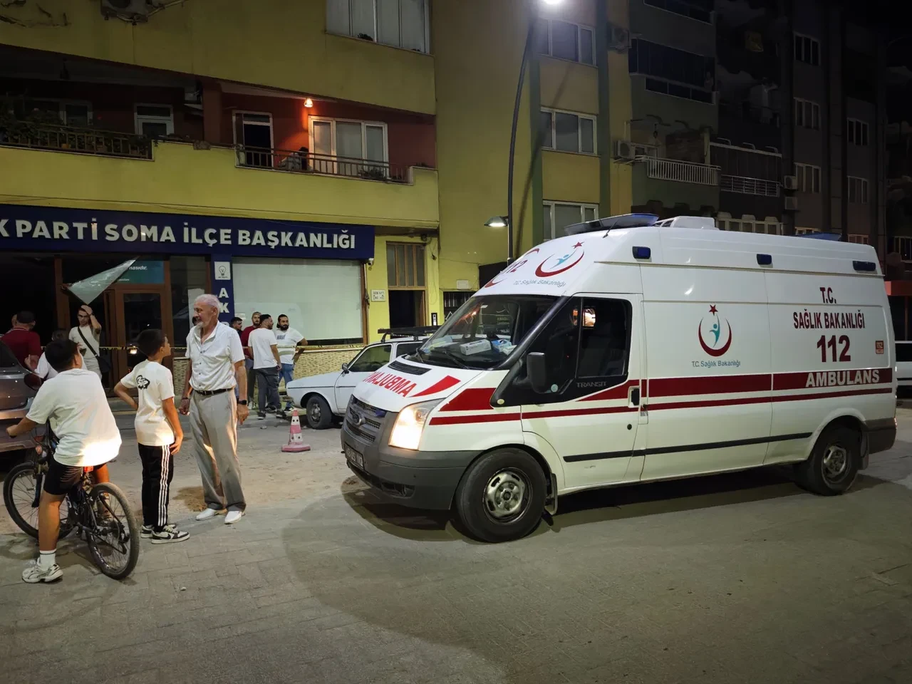 Kontrolden çıkan otomobil AK Parti ilçe binasına girdi